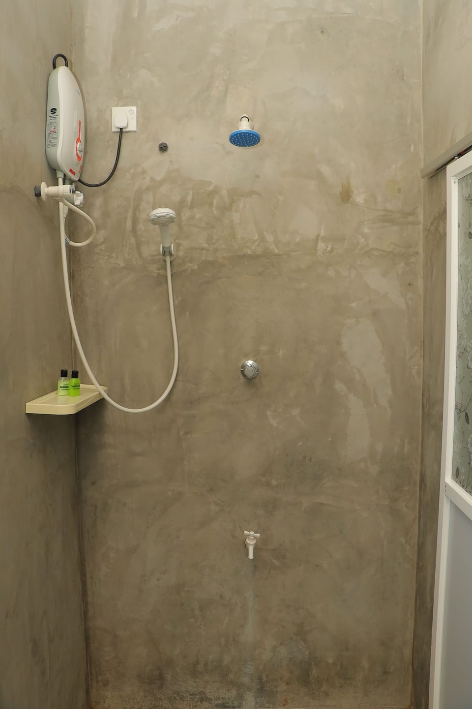 Deluxe Twin Room | Bathroom | Shower, rainfall showerhead, hair dryer, bidet