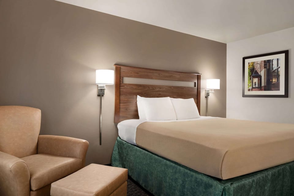 Room, 1 King Bed, Accessible, Non Smoking | Individually furnished, desk, laptop workspace, blackout drapes