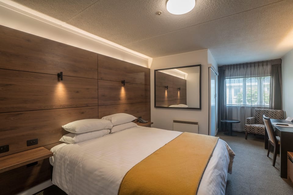 Hotel King Standard | Minibar, desk, soundproofing, iron/ironing board