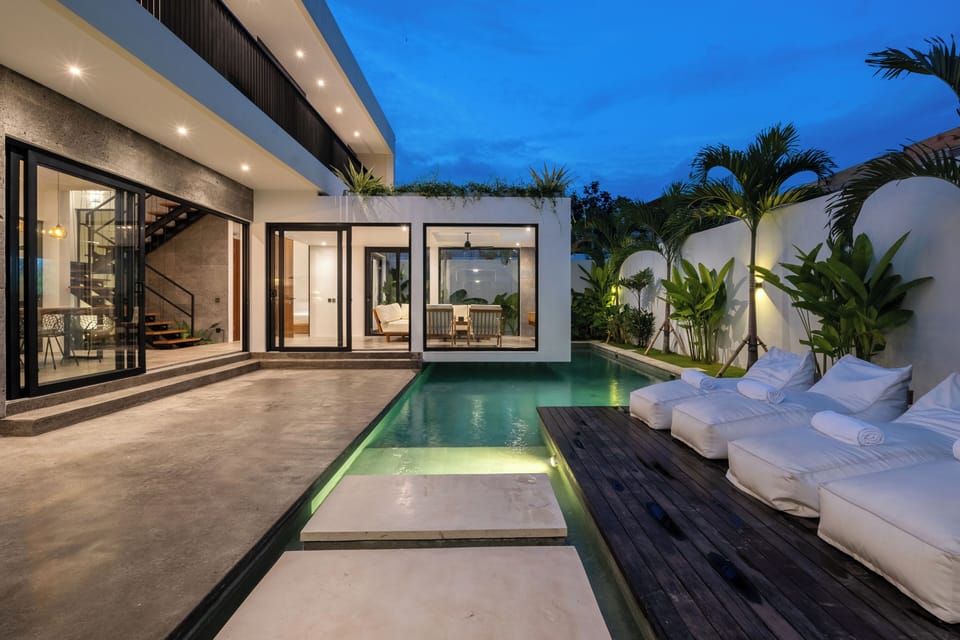 Outdoor pool, pool umbrellas, sun loungers