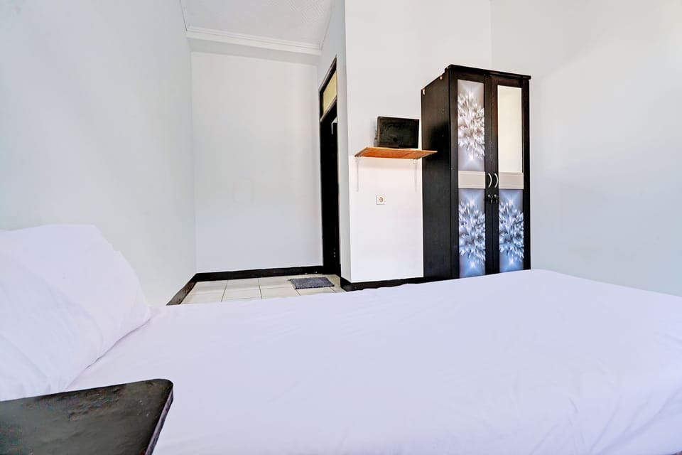 Standard Single Room | Laptop workspace, free WiFi, bed sheets