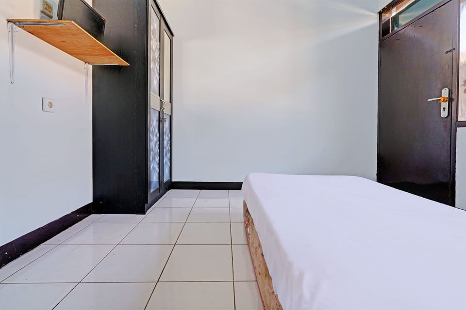Standard Single Room | Laptop workspace, free WiFi, bed sheets
