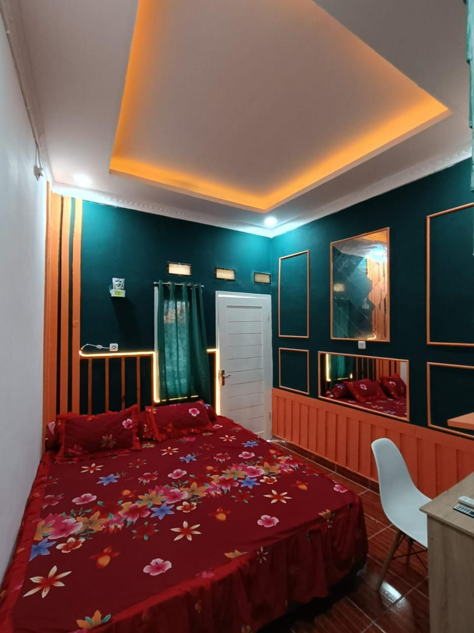 Standard Double Room | Desk, bed sheets