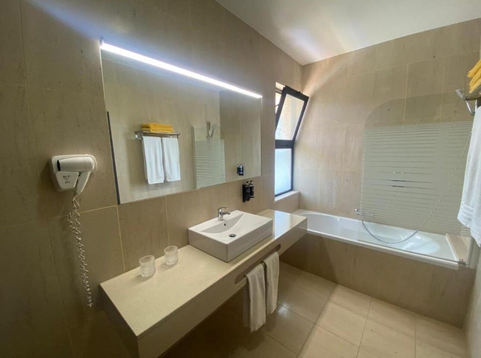 Sea View Room | Bathroom | Free toiletries, hair dryer, soap, shampoo