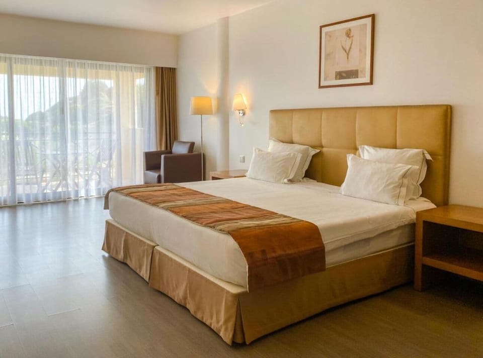 Minibar, desk, laptop workspace, free WiFi