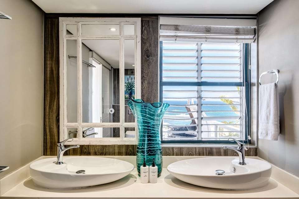 Stylish Secure Camps Bay Holiday Apartment 9 Nautica Apartment in Camps Bay