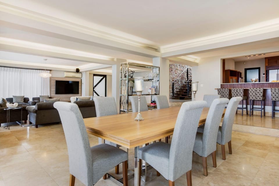 House | 4 bedrooms, desk, Internet