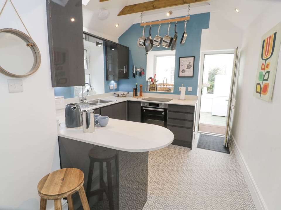 Cottage | Private kitchen | Fridge, dishwasher, electric kettle, toaster