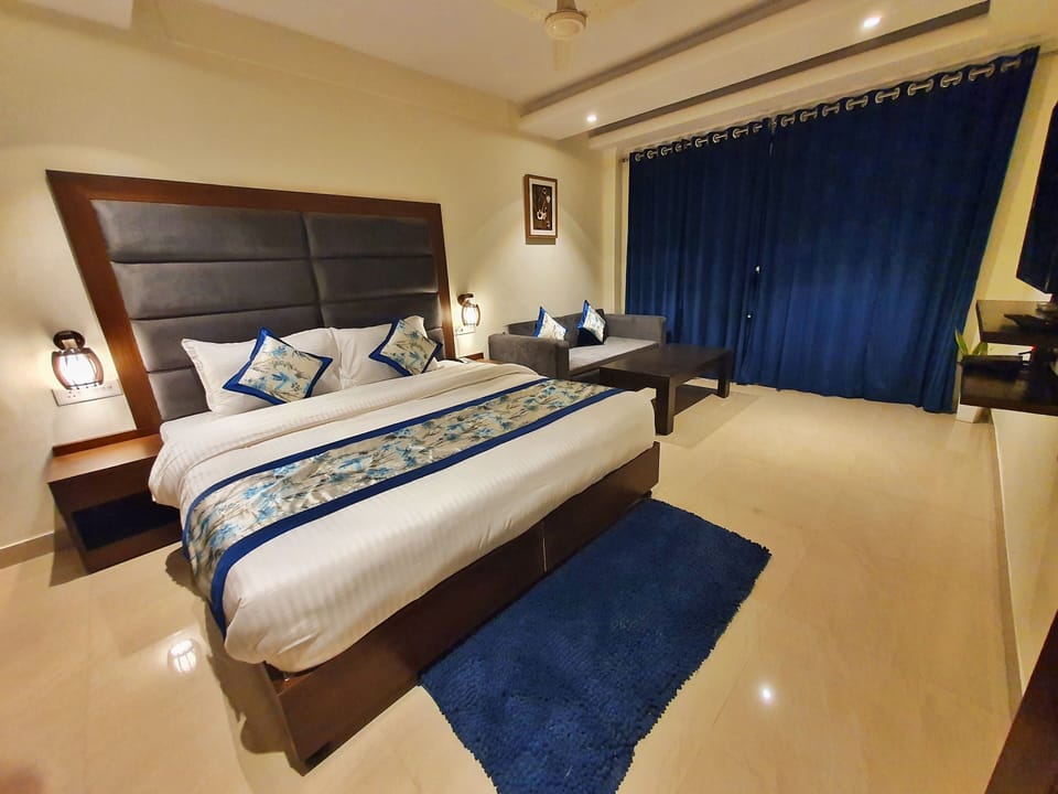 Family Double Room, 1 Bedroom, Non Smoking, Lake View | Iron/ironing board, free WiFi, bed sheets