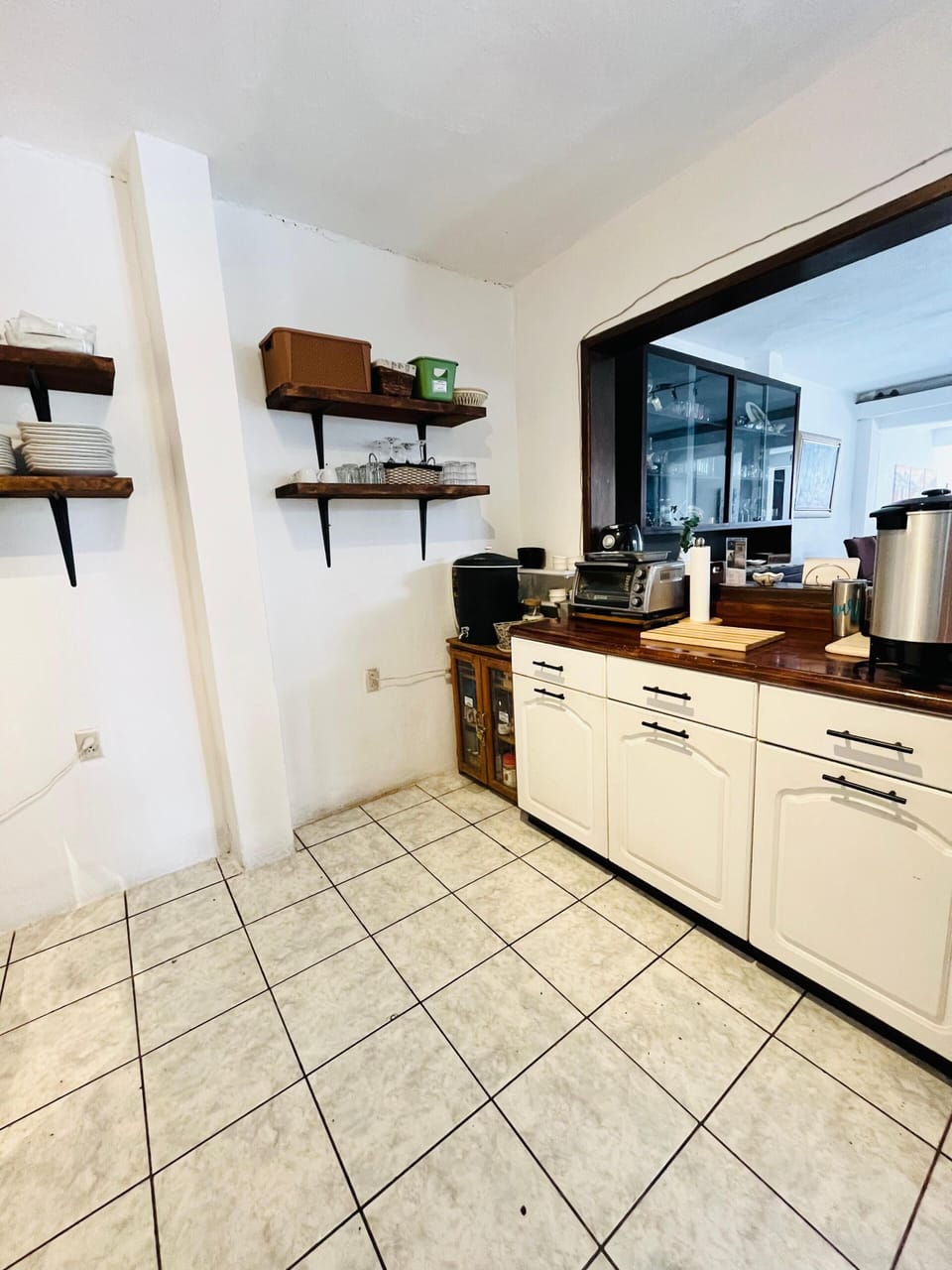 Full-size fridge, microwave, oven, toaster