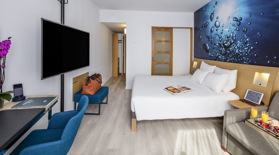 Hypo-allergenic bedding, down comforters, minibar, in-room safe