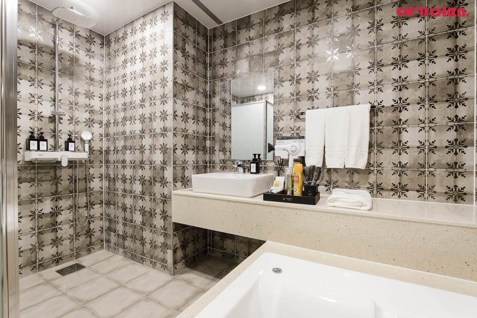 Standard Twin Room | Desk, laptop workspace, free WiFi, bed sheets