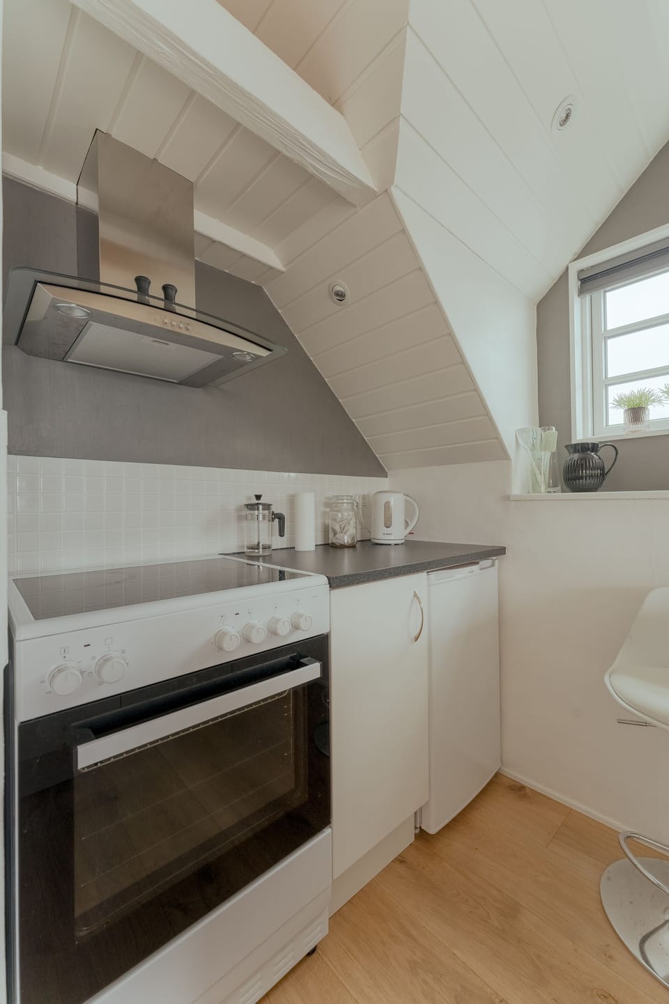 Room | Private kitchen | Coffee/tea maker, full-size fridge, oven, stovetop