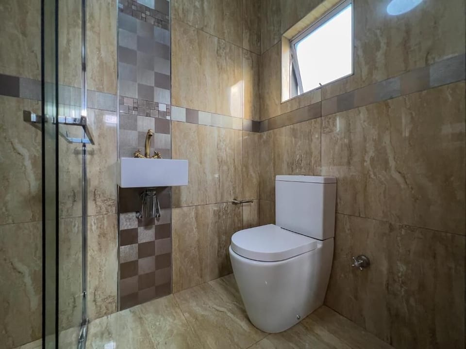 Standard Suite | Bathroom | Shower, rainfall showerhead, free toiletries, towels
