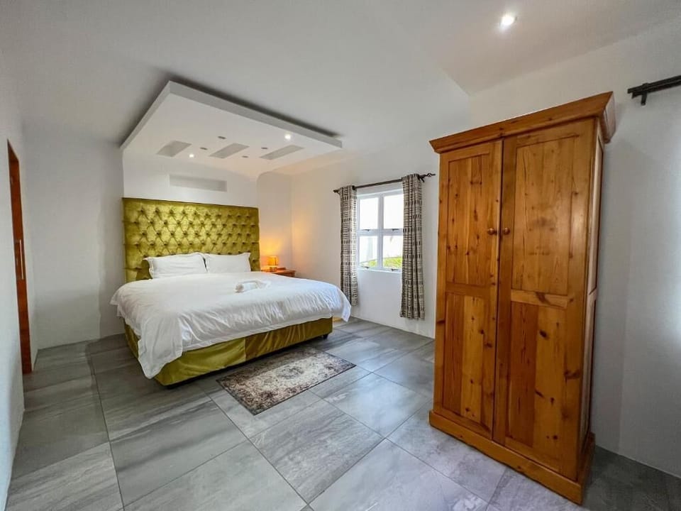 Standard Suite | 4 bedrooms, desk, laptop workspace, iron/ironing board