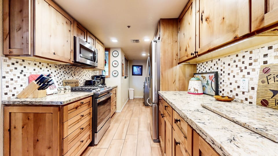 Condo, 2 Bedrooms | Private kitchen | Fridge, oven, coffee/tea maker, toaster