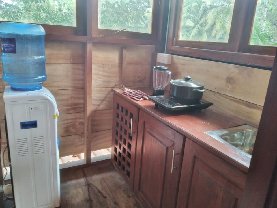 Luxury Chalet, 2 Bedrooms, Garden View | Private kitchen | Electric kettle, cookware/dishes/utensils