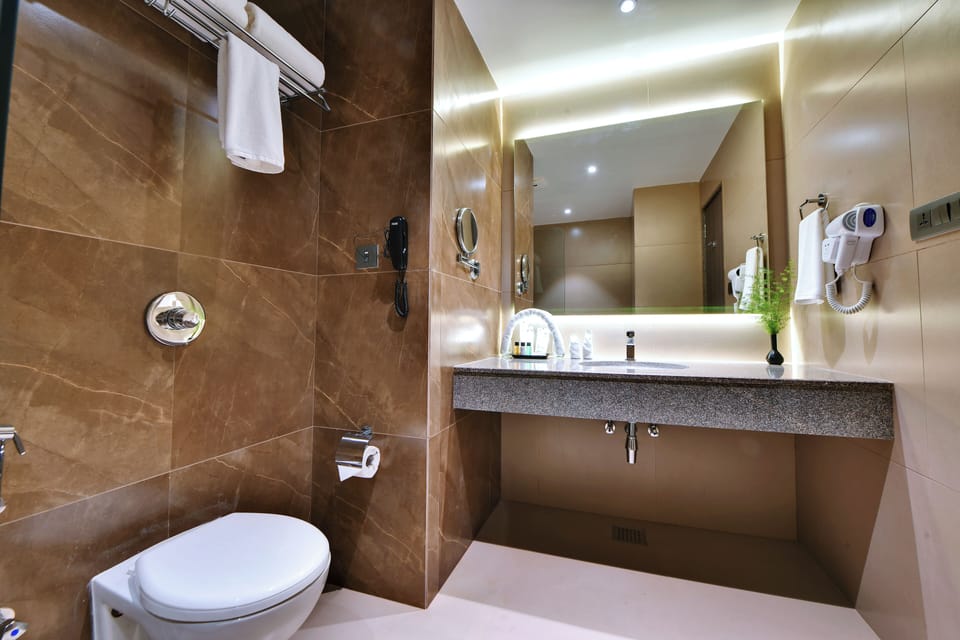 Executive Suite | Bathroom | Shower, free toiletries, hair dryer (on request), towels