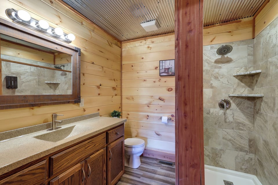 Spacious Franklin County Retreat on 80 Acres! Cottage in Missouri