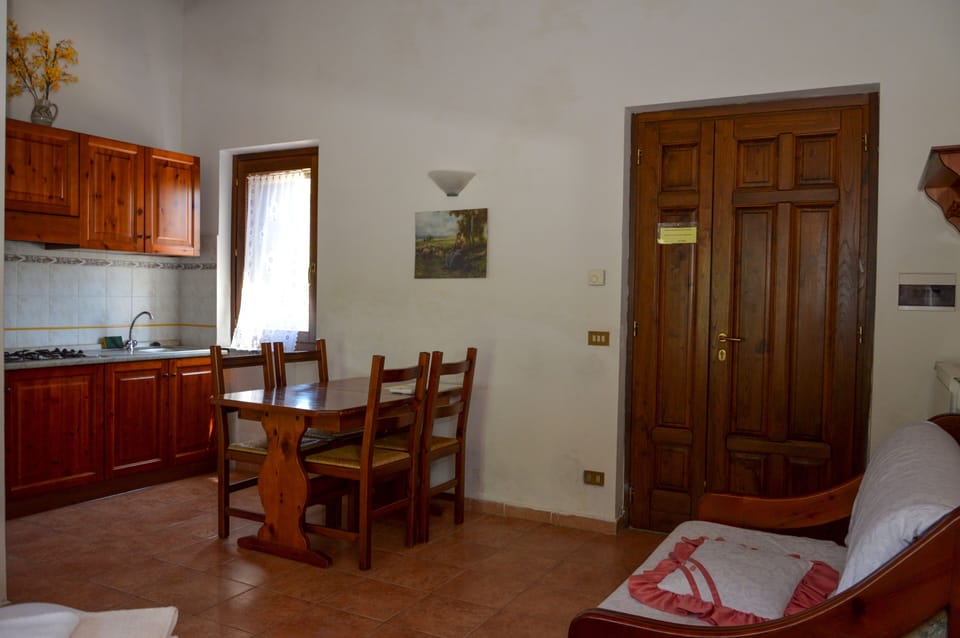 Traditional Studio | Living area | Flat-screen TV