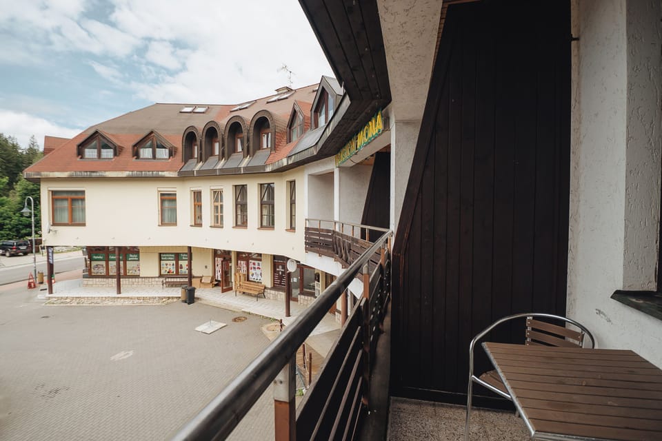 Deluxe Double or Twin Room | Desk, WiFi (free), bed sheets