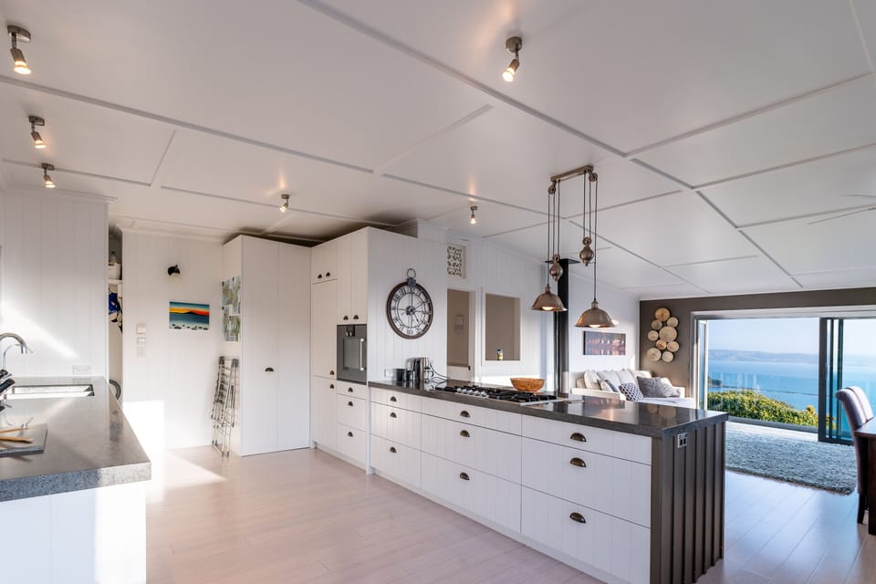 Deluxe House | Private kitchen | Full-size fridge, microwave, oven, stovetop