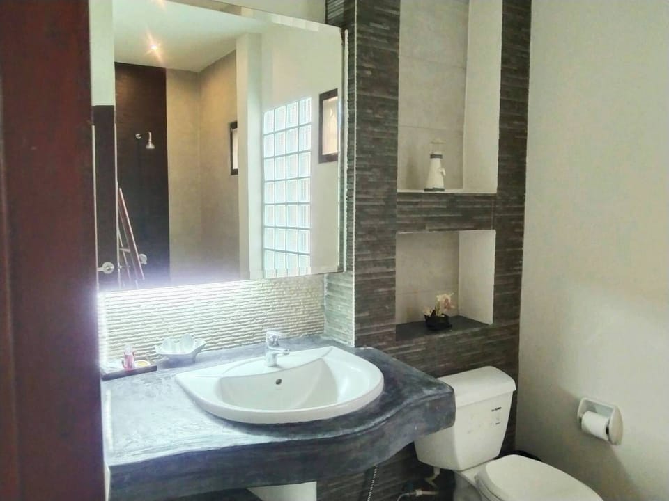 Grand House | Bathroom | Shower, rainfall showerhead, hair dryer, towels