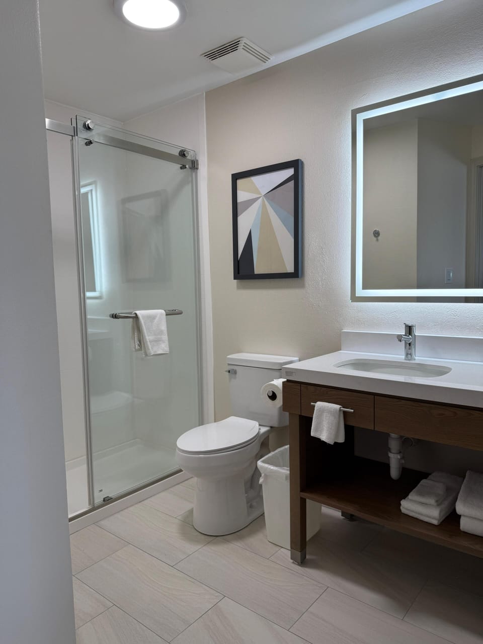 Combined shower/tub, free toiletries, hair dryer, towels