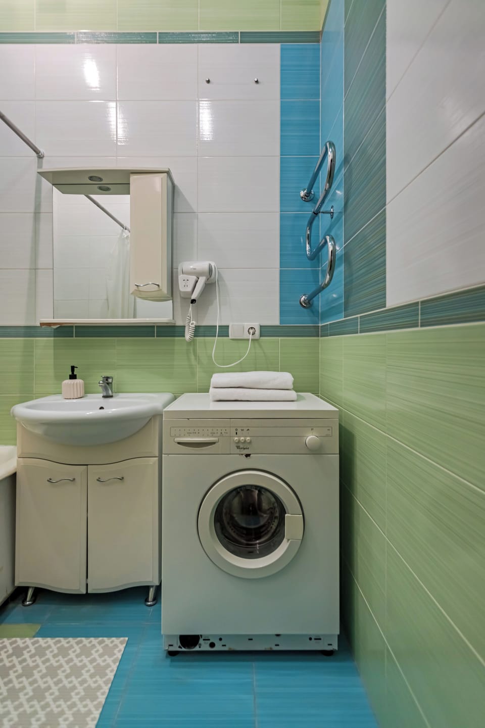 Apartment | Bathroom | Bathtub, hair dryer, towels, soap