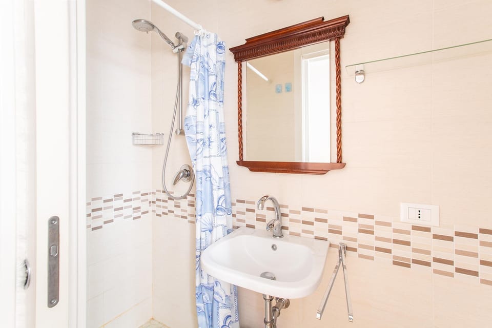 Studio | Bathroom | Shower, rainfall showerhead, towels
