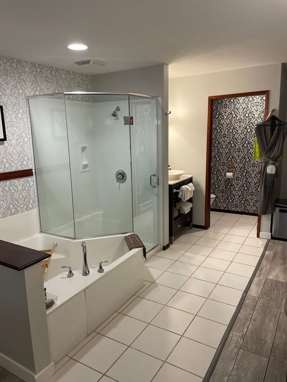 Luxury Studio Suite | Bathroom | Combined shower/tub, rainfall showerhead, free toiletries, hair dryer