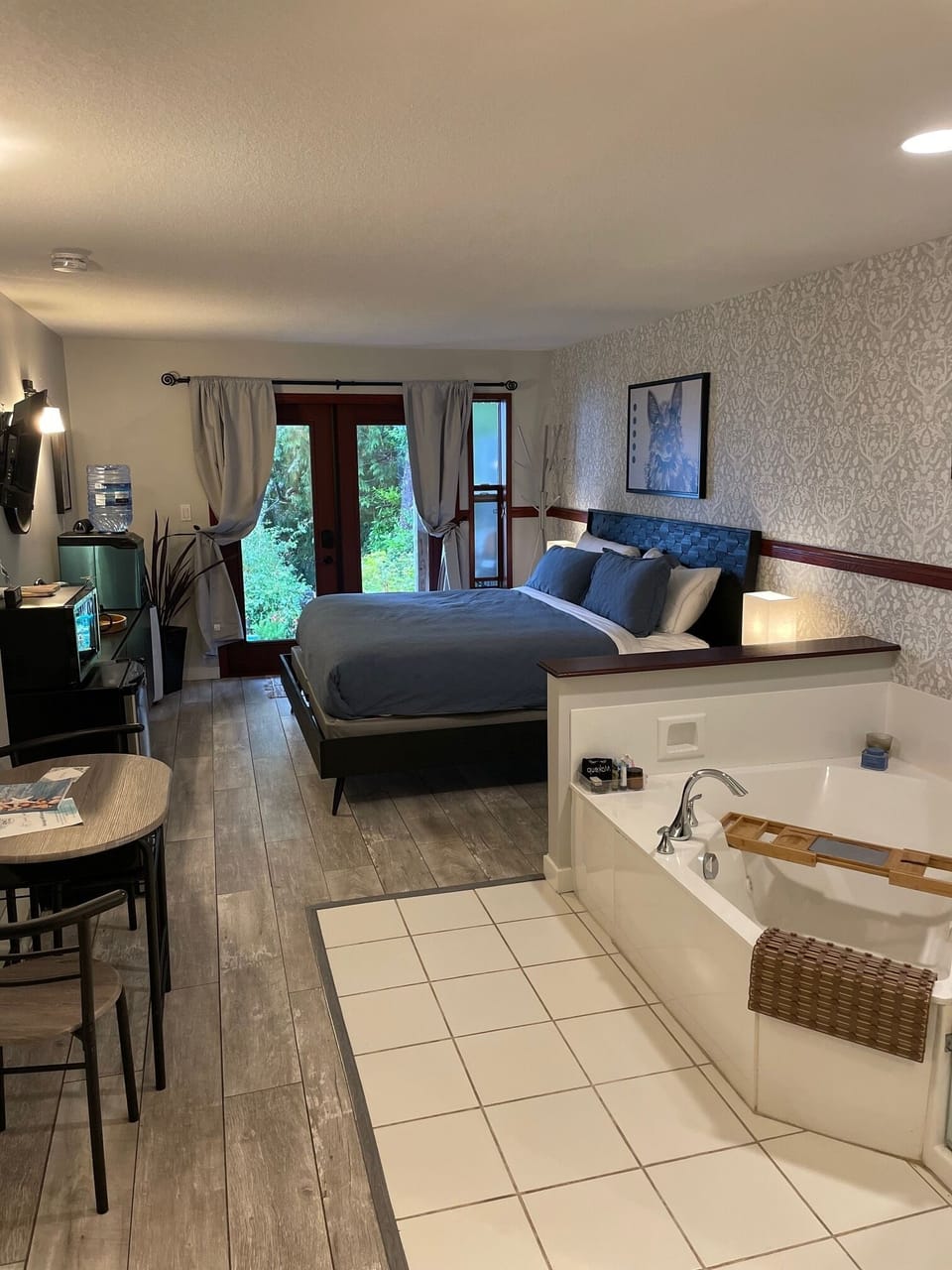 Luxury Studio Suite | Private kitchen | Full-size fridge, microwave, oven, stovetop