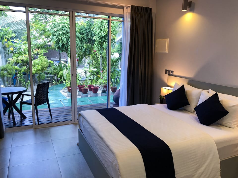 Deluxe Room | 1 bedroom, in-room safe, desk, iron/ironing board