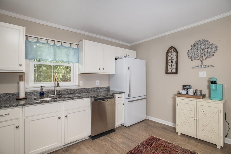 House, 5 Bedrooms | Private kitchen | Fridge, oven, coffee/tea maker