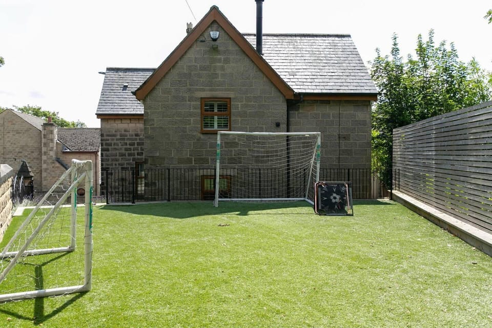Remarkable 4-bed House Near Leeds Airport House in Leeds