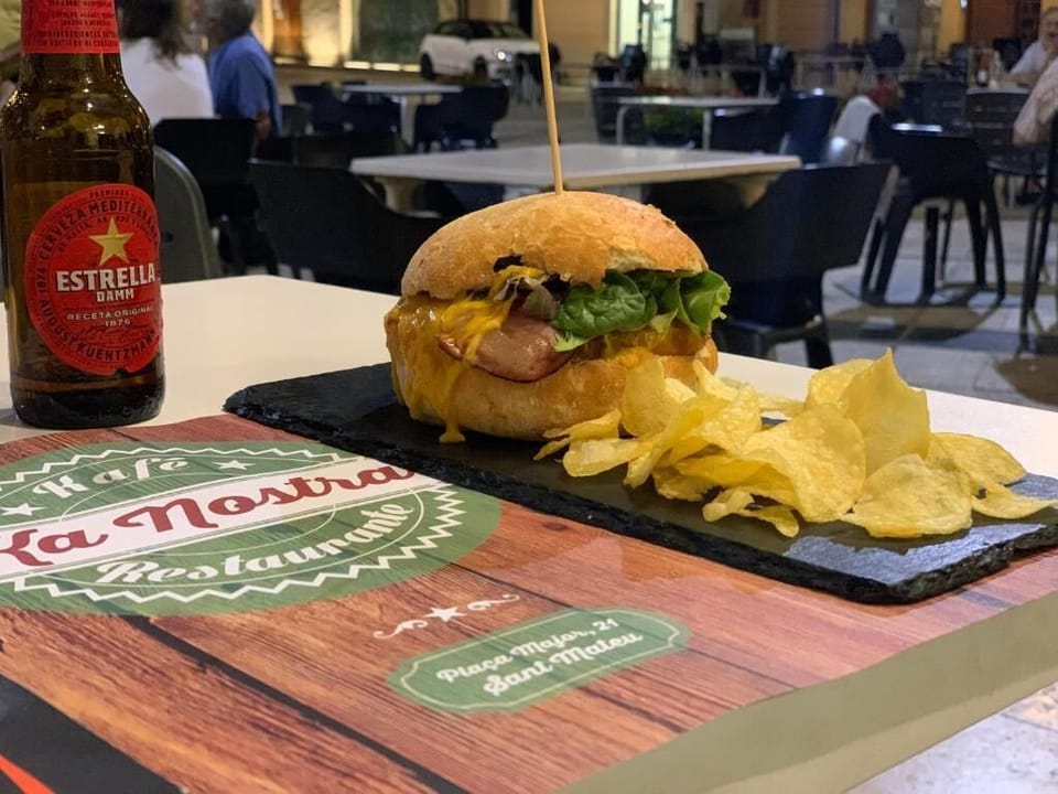2 restaurants; breakfast, lunch, and dinner served