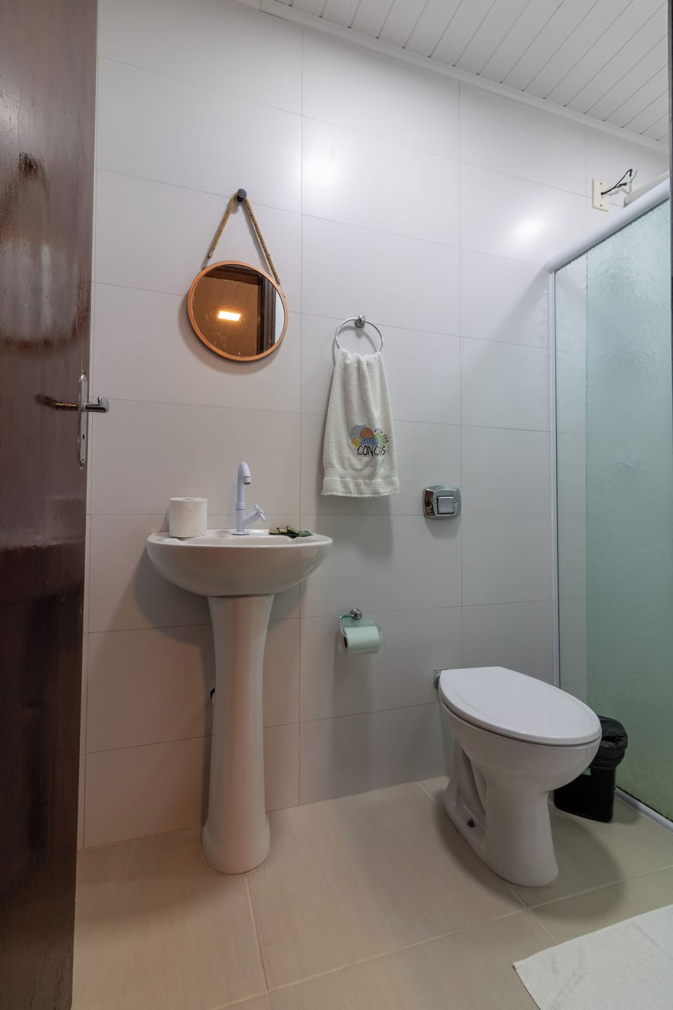 Economy Triple Room | Bathroom | Towels, soap, shampoo, toilet paper