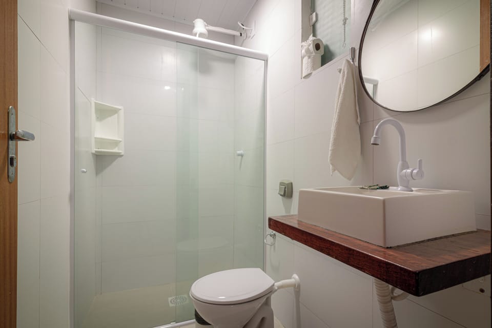 Economy Double Room | Bathroom | Towels, soap, shampoo, toilet paper