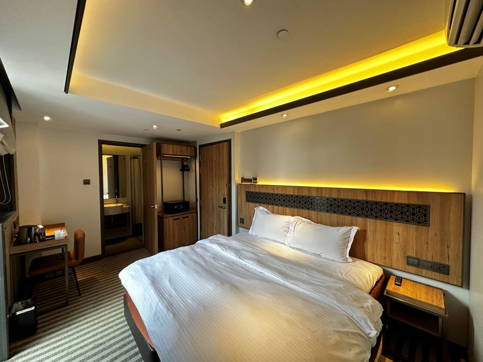 Courtyard Room | In-room safe, desk, iron/ironing board (on request), WiFi (free)