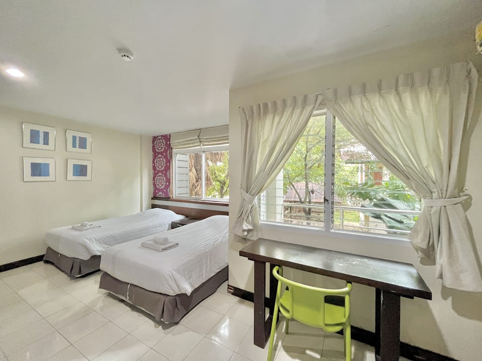 Deluxe Twin Room, Non Smoking, Ensuite | Desk, laptop workspace, blackout drapes, free WiFi