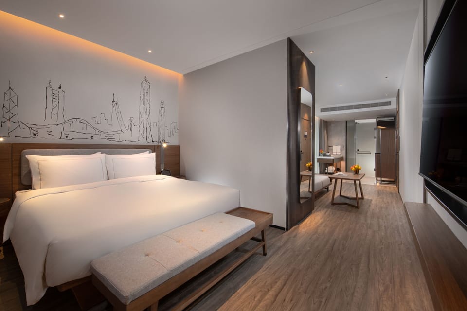 Business Room, 1 Queen Bed | Down comforters, in-room safe, blackout drapes, free WiFi