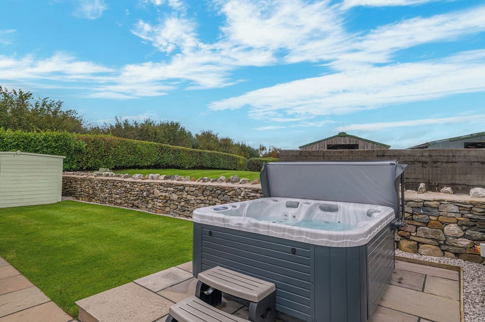 Cottage | Outdoor spa tub