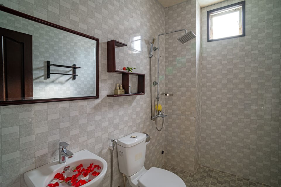 Family Suite | Bathroom | Combined shower/tub, hair dryer, slippers