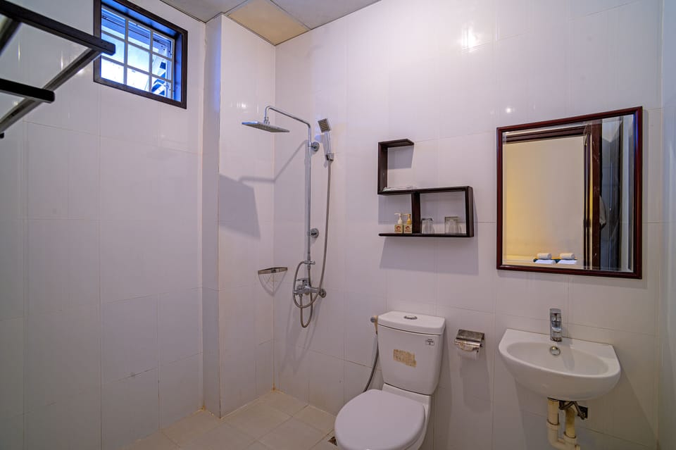 Combined shower/tub, hair dryer, slippers