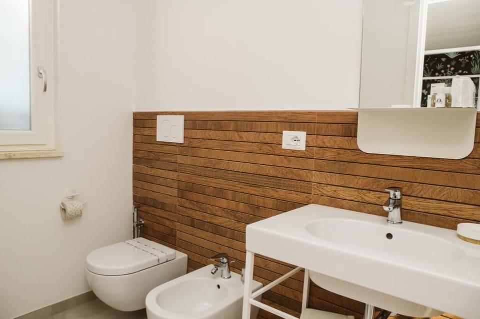 Deluxe Room | Bathroom | Free toiletries, hair dryer, bidet