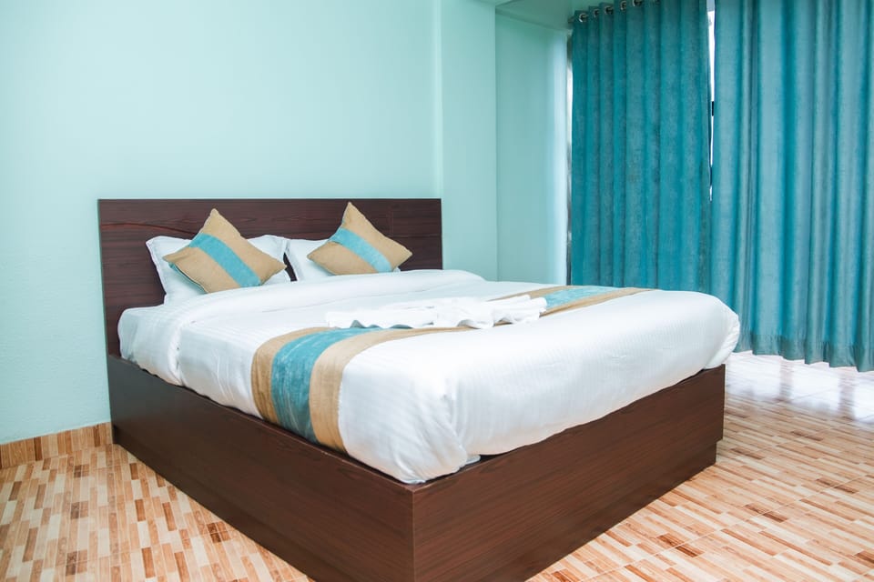 Deluxe Double Room | Desk, laptop workspace, bed sheets