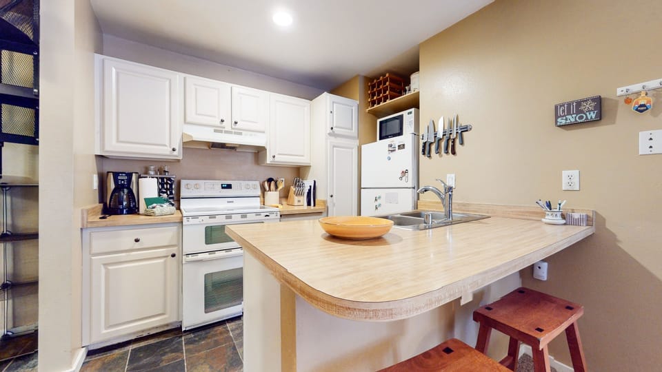 Condo, 1 Bedroom | Private kitchen | Fridge, oven, coffee/tea maker, toaster