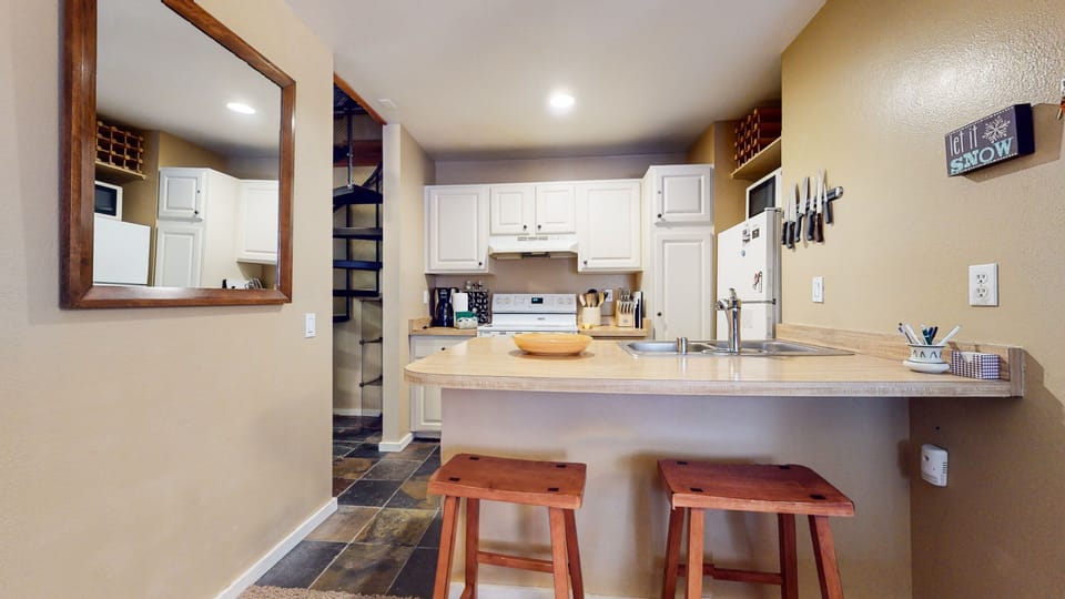 Condo, 1 Bedroom | Private kitchen | Fridge, oven, coffee/tea maker, toaster