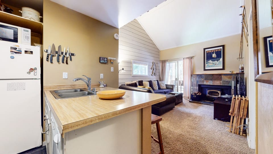 Condo, 1 Bedroom | Private kitchen | Fridge, oven, coffee/tea maker, toaster
