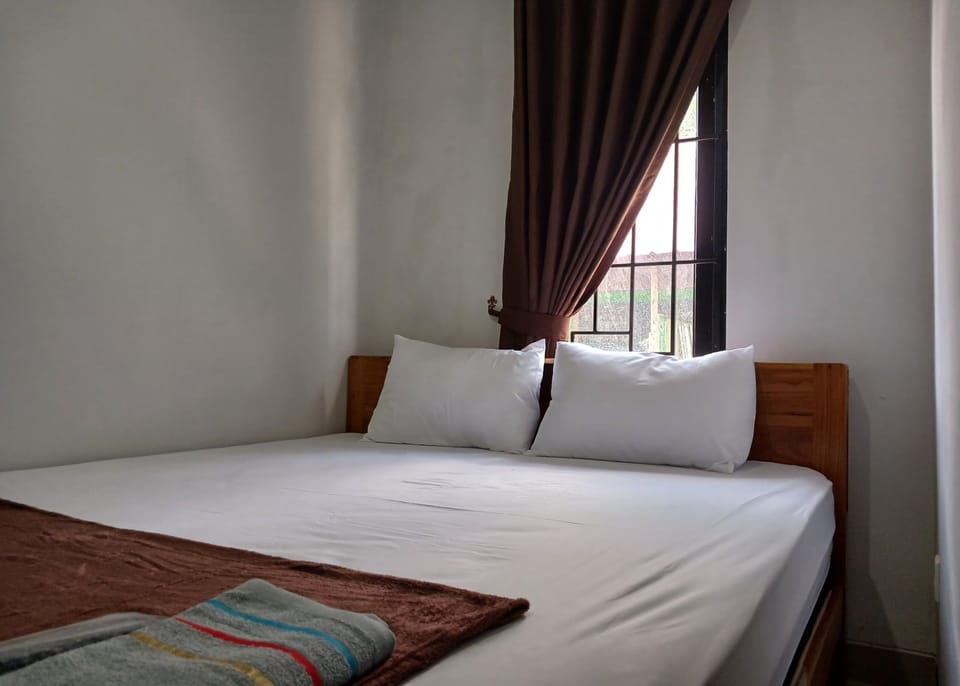 Economy Double Room | Bed sheets